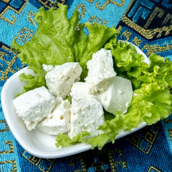 plate-white-cheese-with-lettuce